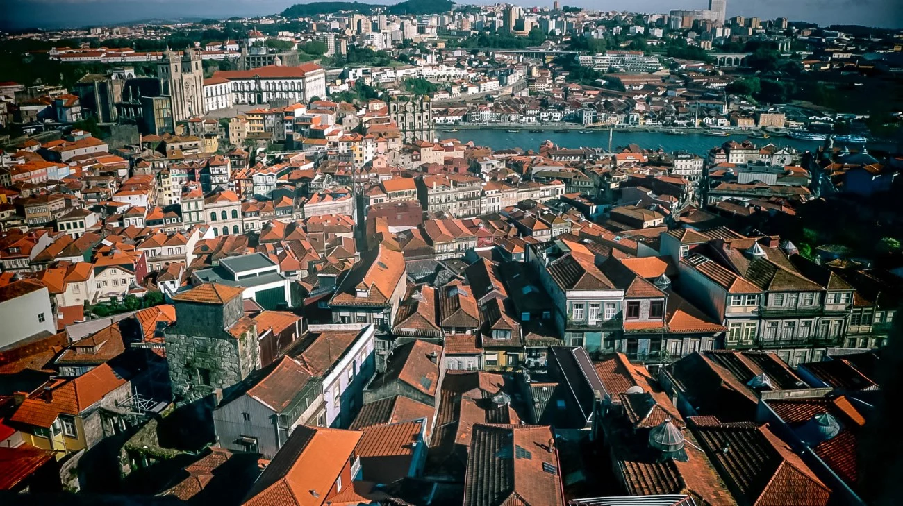 Red rooftops stretching toward the Douro River and the Sé Cathedral