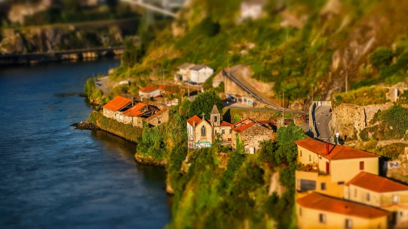 A small church nestled on the rocky cliffs along the Douro River