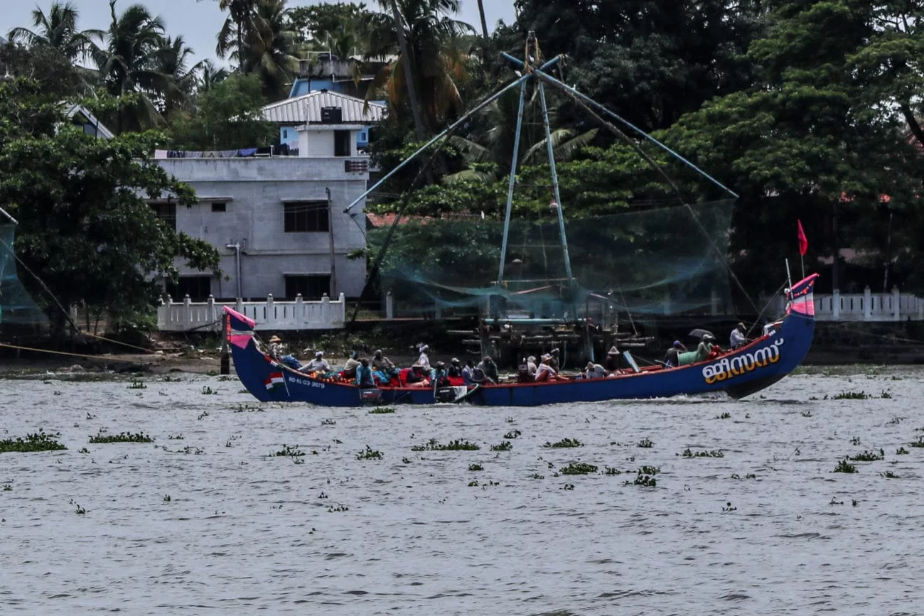 Ein Boot mit Fischern in Kochi