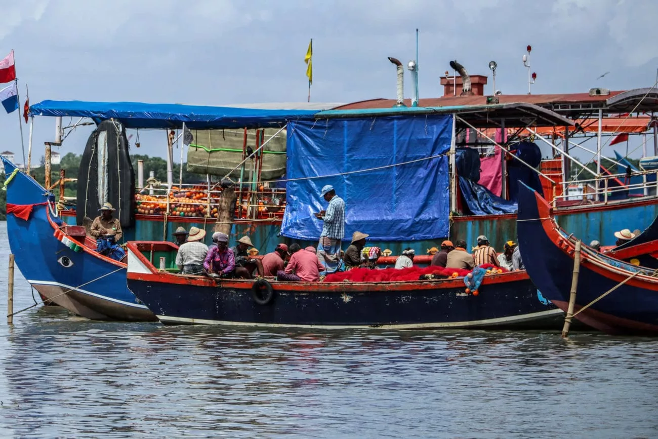 Ein Boot mit Fischern in Kochi