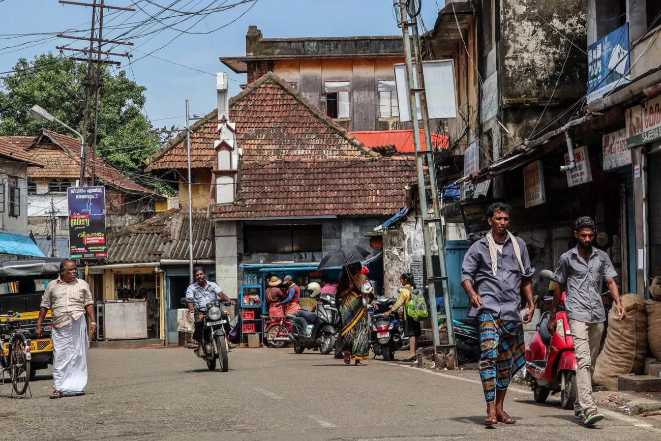 Auf einer Hauptstraße in Fort Kochi