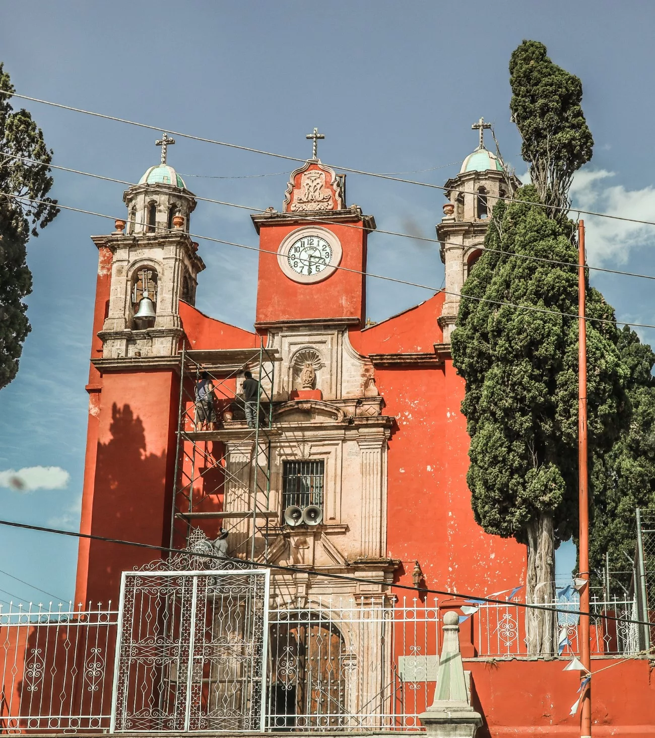 Otra iglesia roja más adentro de las colinas de Guanajuato