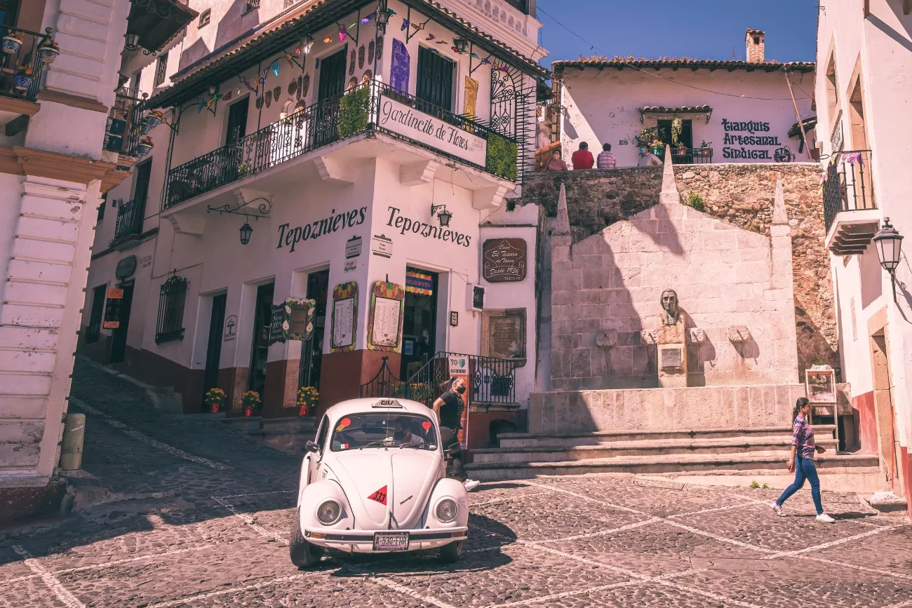 Tepoznieves – Heladería, con un típico taxi Volkswagen beetle en Taxco