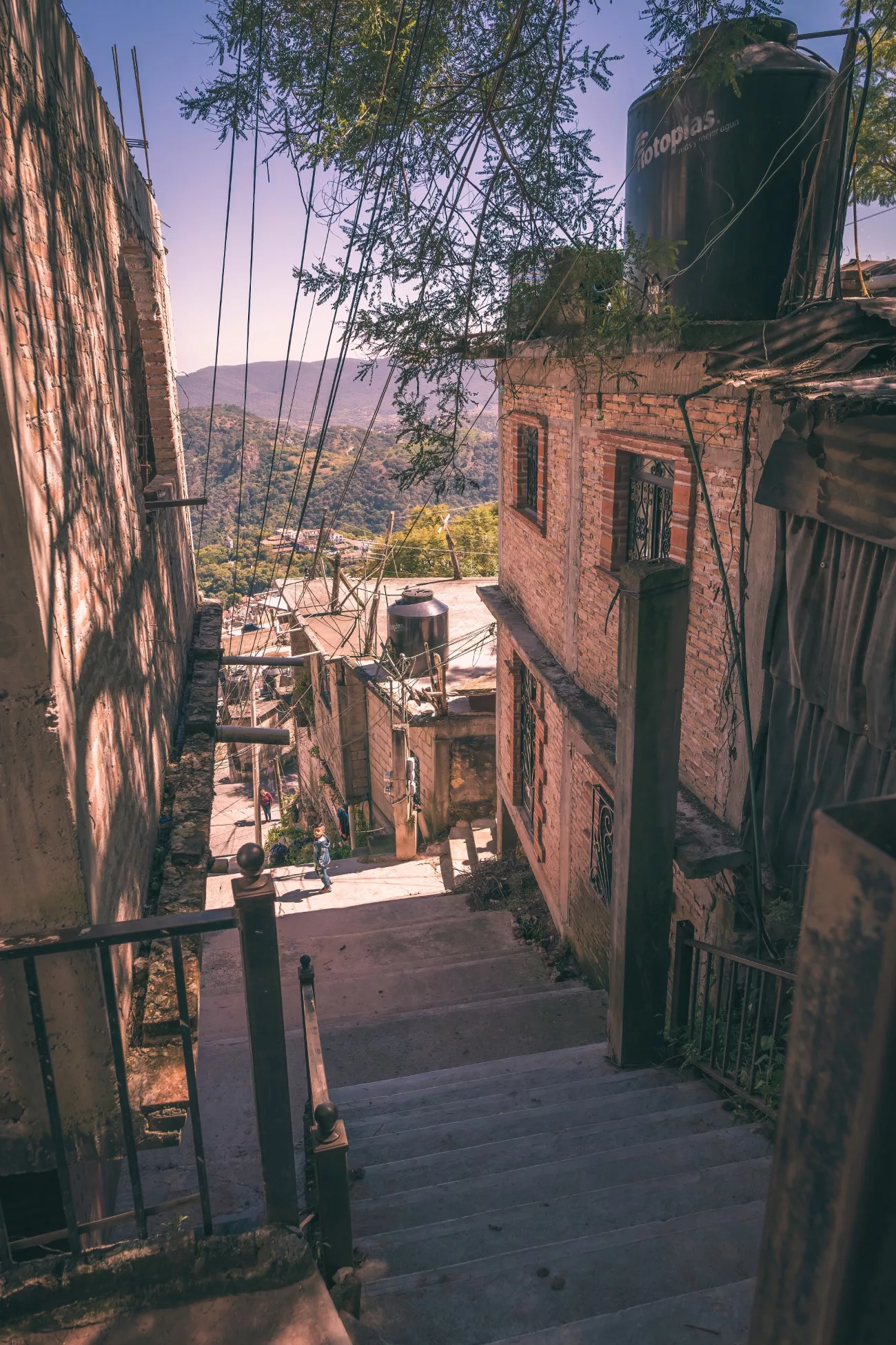 Las estrechas calles y escaleras continúan escalando la montaña, cada vez más alto