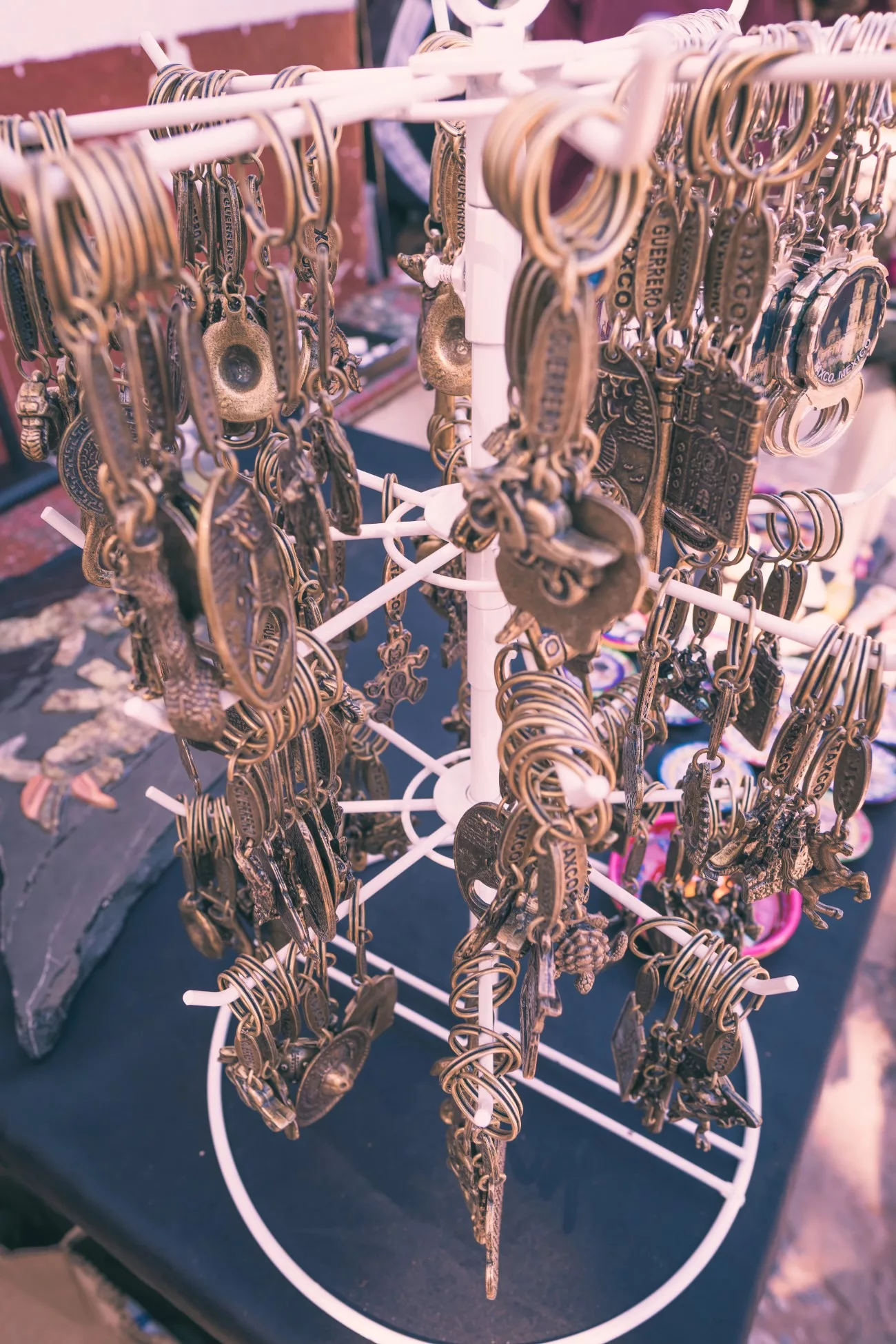 Varias baratijas de metal a la venta para turistas en Taxco. Me compré una