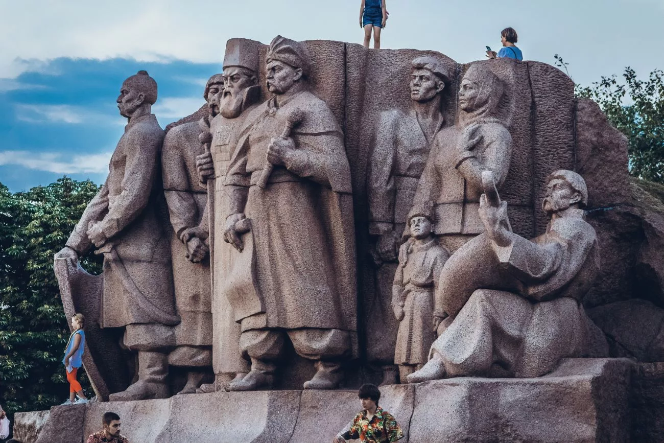 Statue à côté de l’Arche de l’amitié entre les peuples (Арка дружби народів)