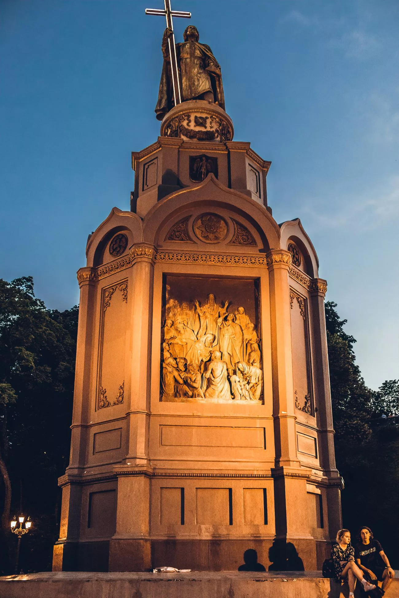 Monument à Volodymyr le Grand (Пам’ятник Володимиру Великому). “Vladimir le Grand était un prince de Novgorod, grand-prince de Kiev et souverain de la Rus’ de Kiev de 980 à 1015. Le père de Vladimir était le prince Sviatoslav de la dynastie des Riourikides. (Wikipedia)