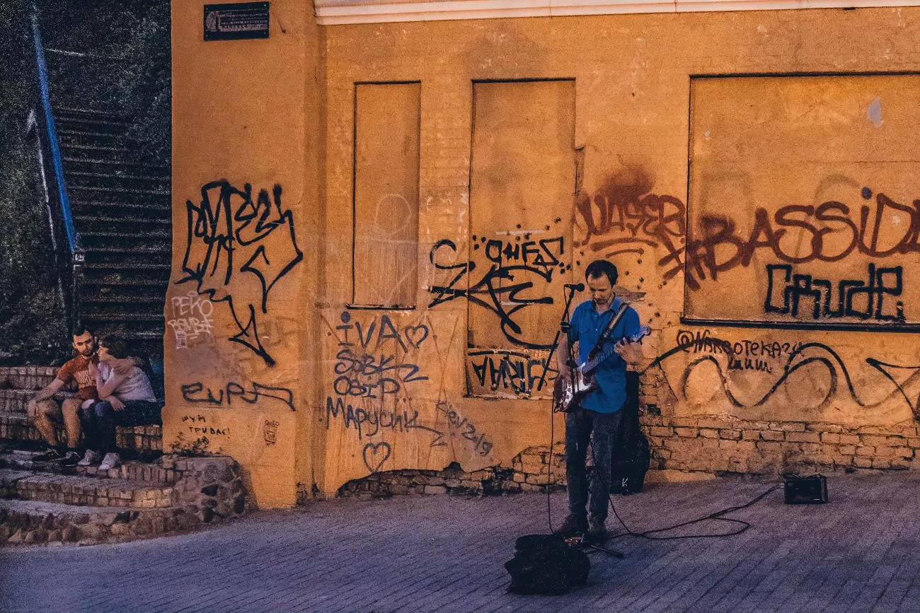 Les graffitis n’ont pas épargné le plus vieux quartier de Kyiv. Descente Saint-André