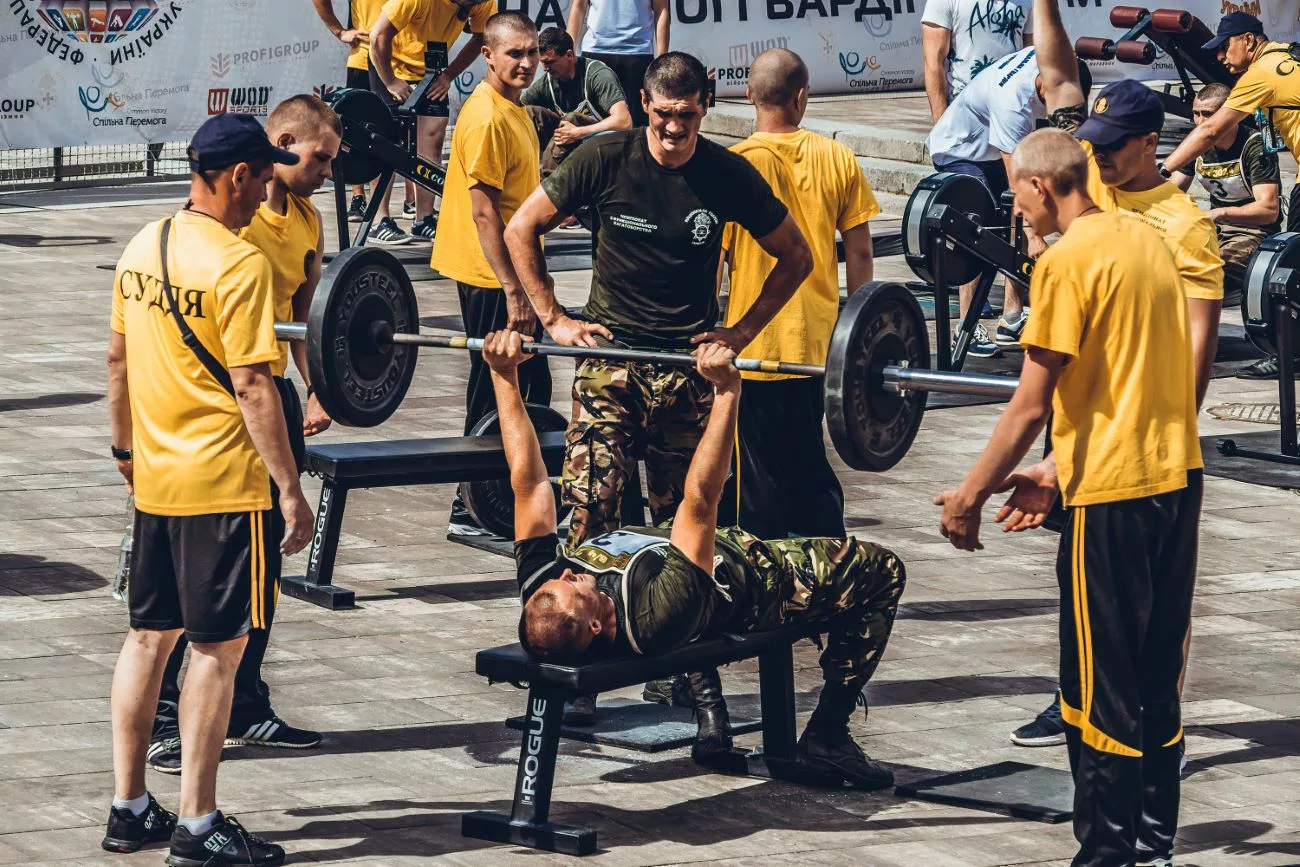 Des soldats montrent leurs prouesses physiques au public