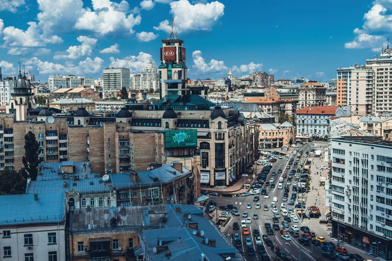 Le centre-ville de Kyiv depuis un toit secret
