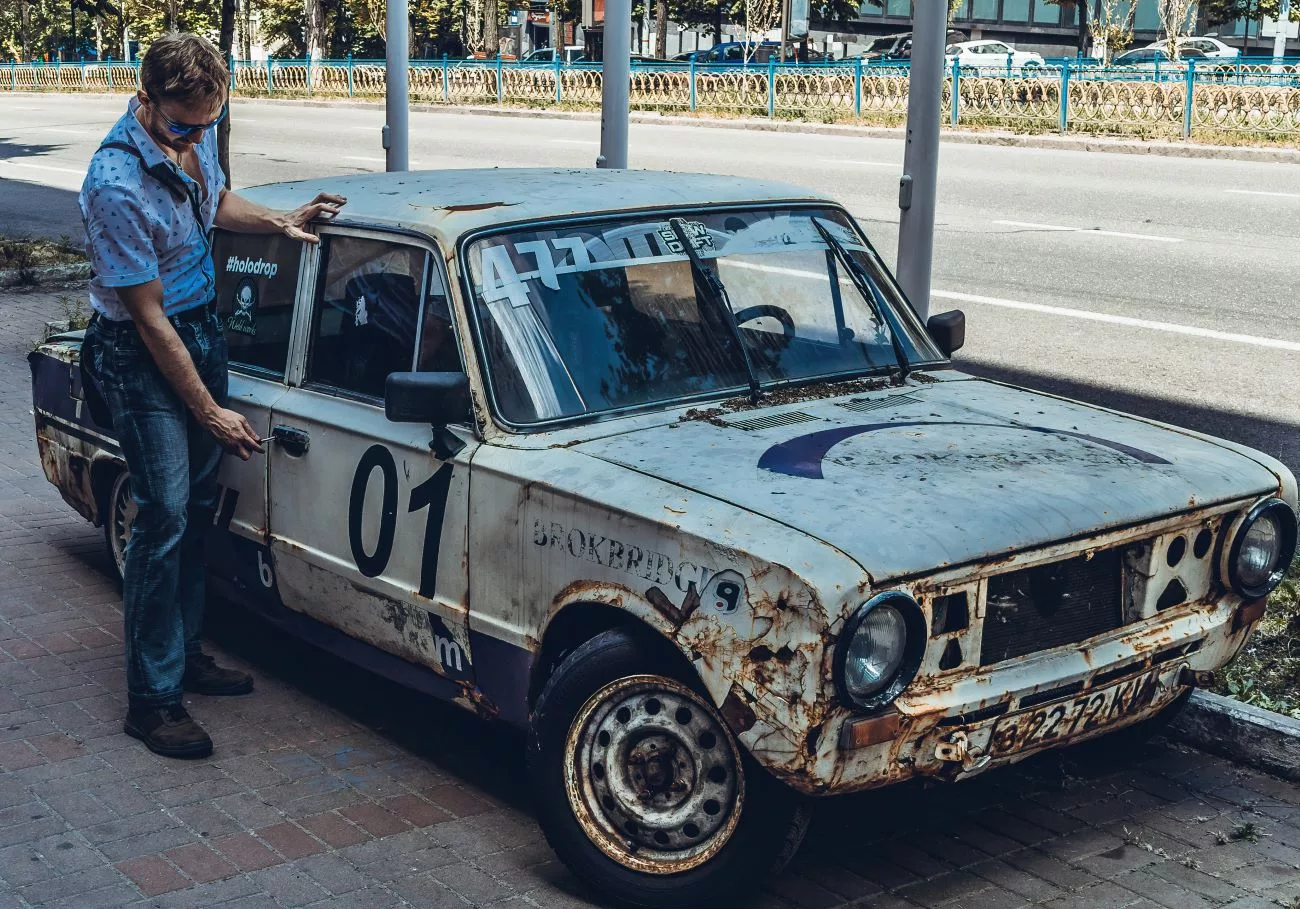 Le nouveau véhicule de Leonidas en ville. La Lada Vaz