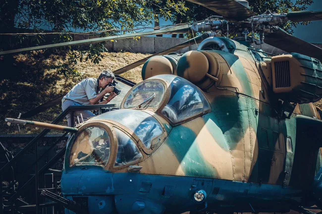 L’hélicoptère d’attaque soviétique Mil Mi-24 exposé au public