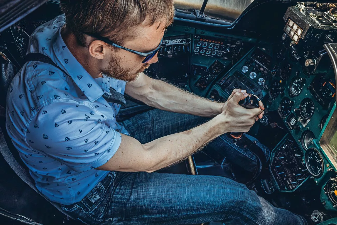 Leonidas pilotant l’hélicoptère d’attaque soviétique Mil Mi-24