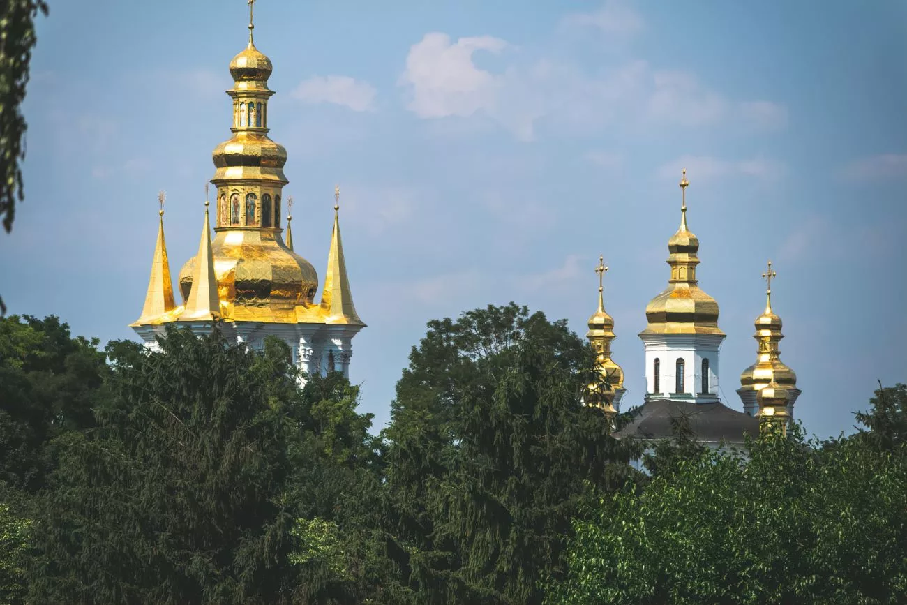 Les flèches dorées d’un monastère ou d’une église à Kyiv