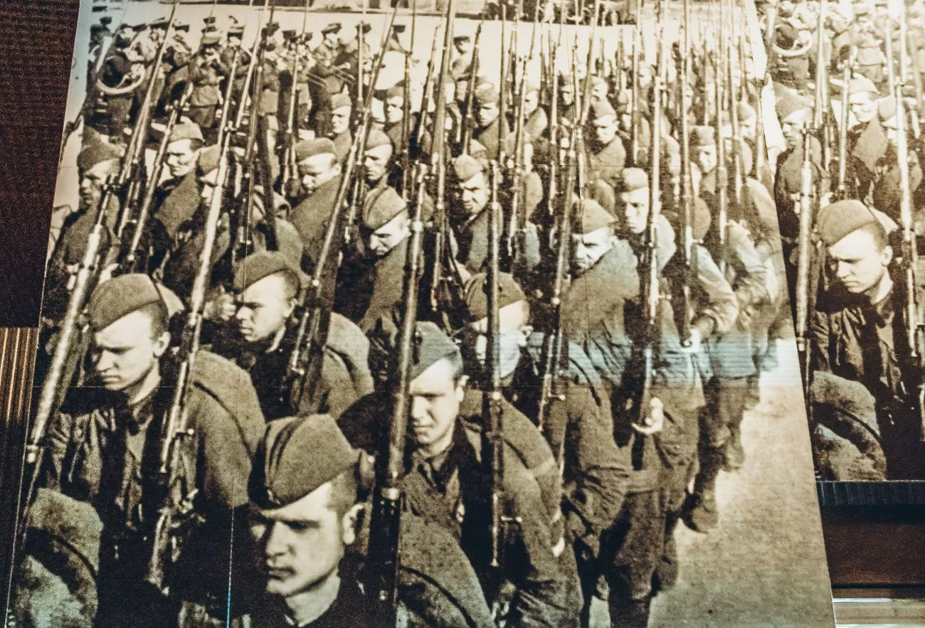 Soldats soviétiques marchant vers le front