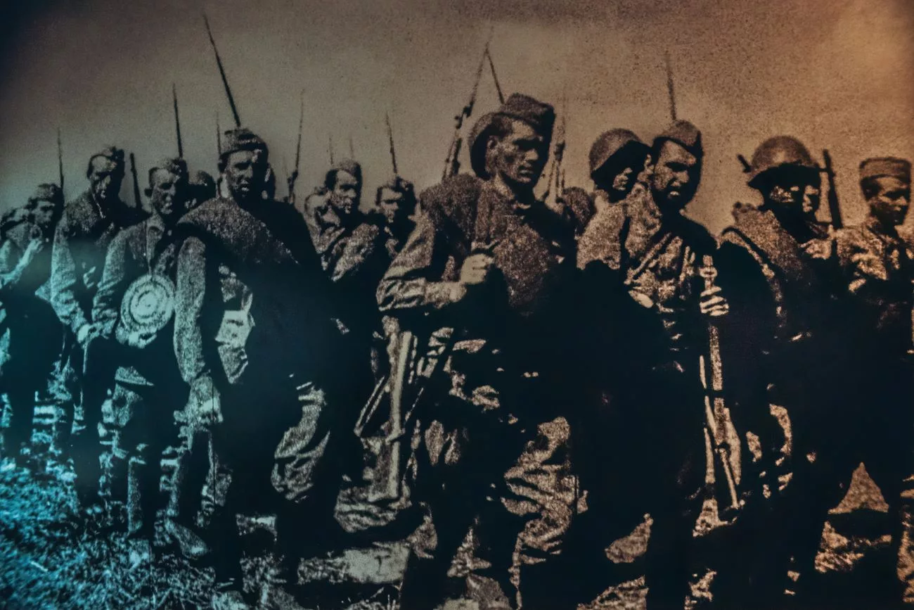 Soldats soviétiques marchant vers le front