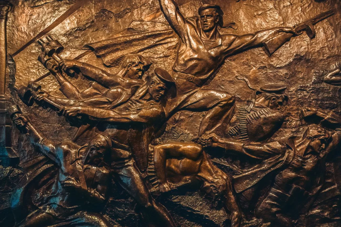 Un moulage en métal du conflit et de la victoire pendant la guerre