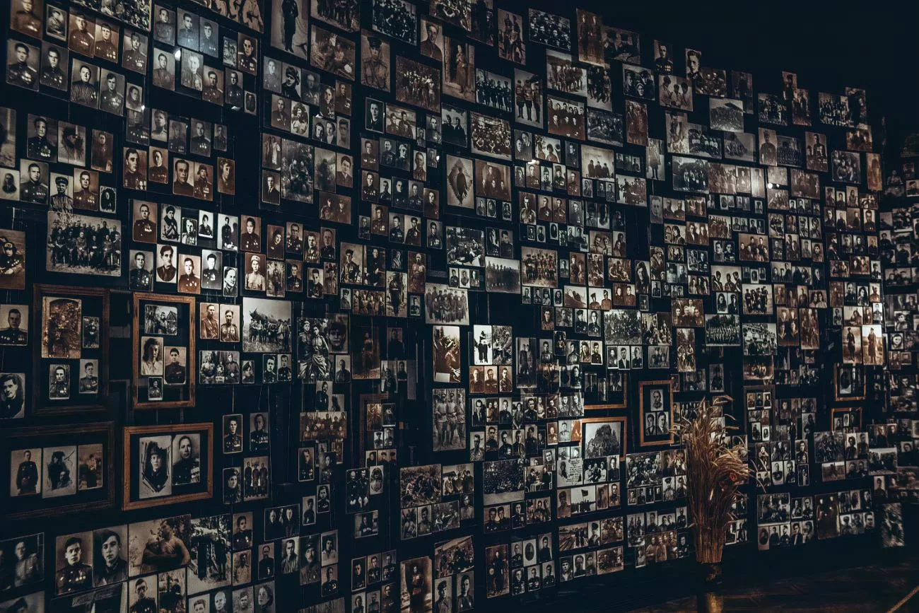 Un mémorial photo des civils et soldats morts pendant la Seconde Guerre mondiale du côté soviétique