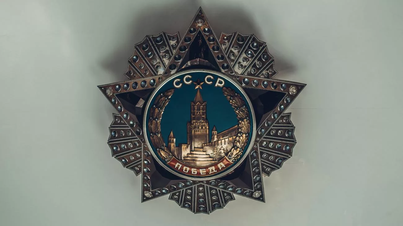 URSS – Médaille de la Victoire ornant le toit du musée de la statue de la Mère-Patrie