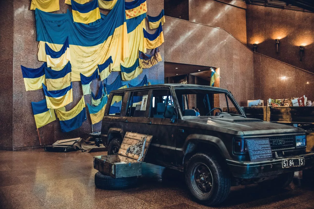 Une jeep attaquée sur le front de guerre avec la Russie lors du conflit actuel Ukraine-Russie