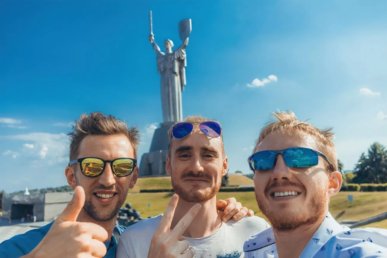 Leonidas avec des amis italiens devant la statue de la Mère-Patrie