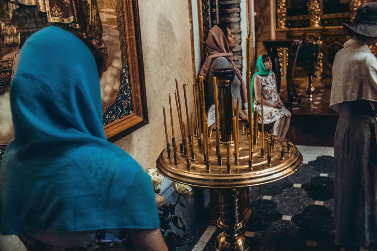 Allumer une bougie à l’intérieur de la Laure des Grottes de Kyiv