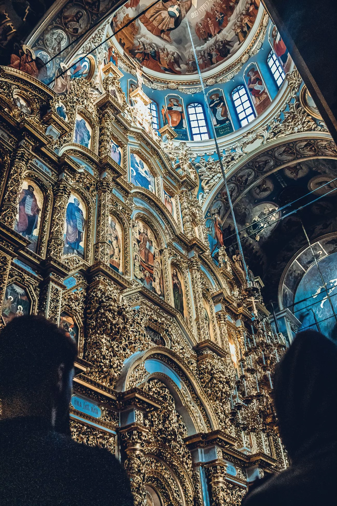 La porte dorée vers le ciel à l’intérieur de la Laure des Grottes de Kyiv