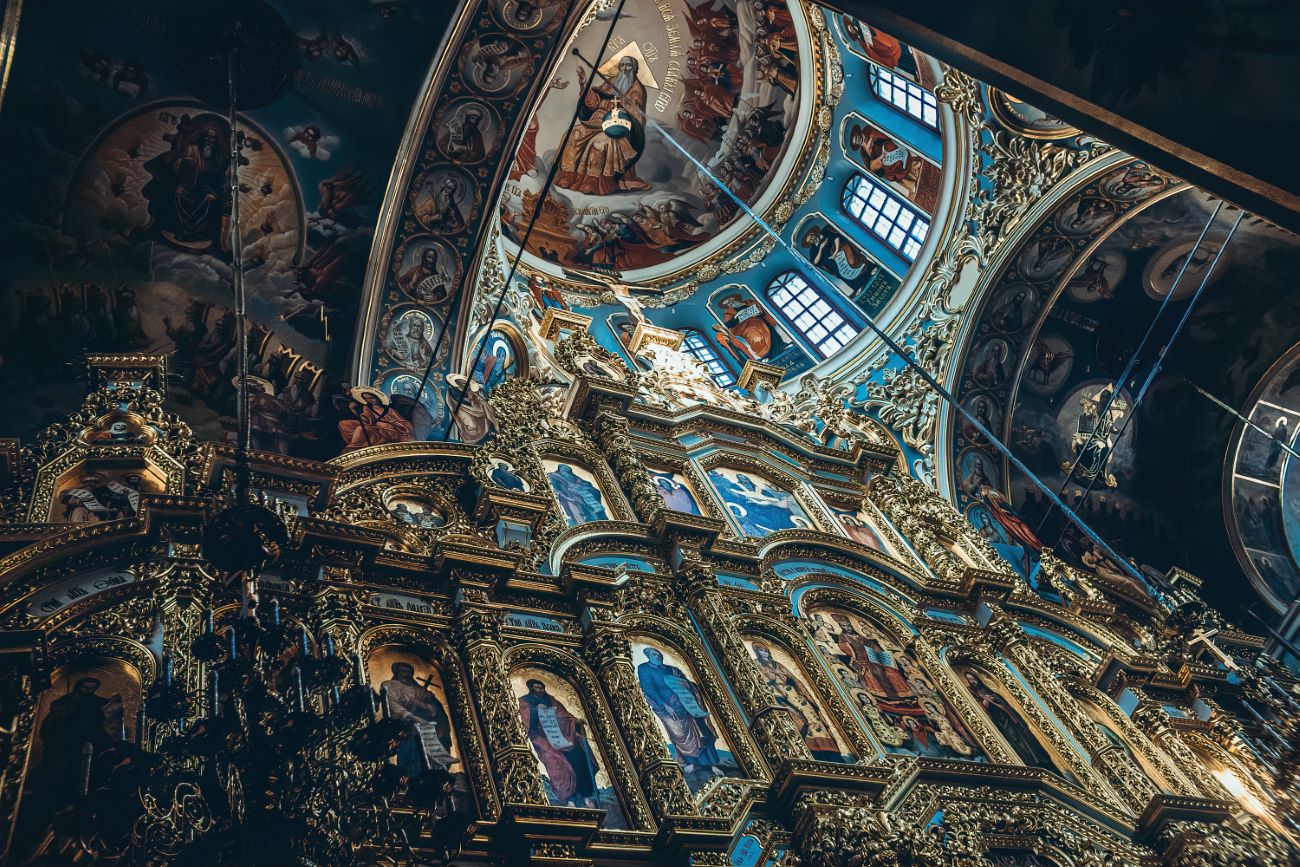 La porte dorée vers le ciel à l’intérieur de la Laure des Grottes de Kyiv