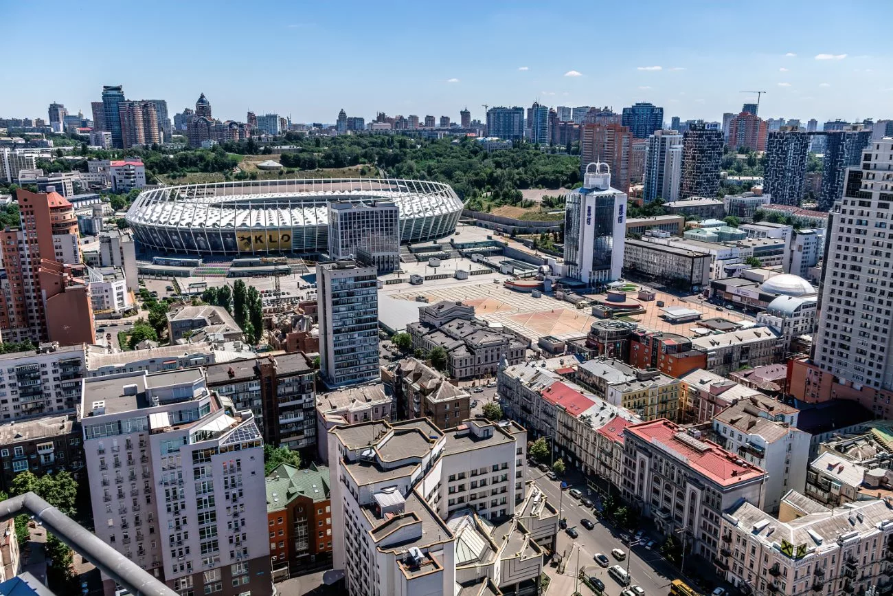 La vue sur le stade Olympeska depuis le toit de leur appartement à Kyiv