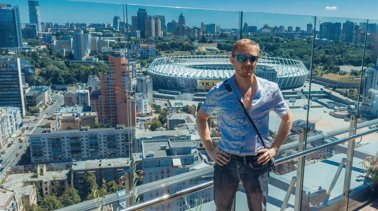 La vue sur le stade Olympeska depuis le toit de leur appartement à Kyiv