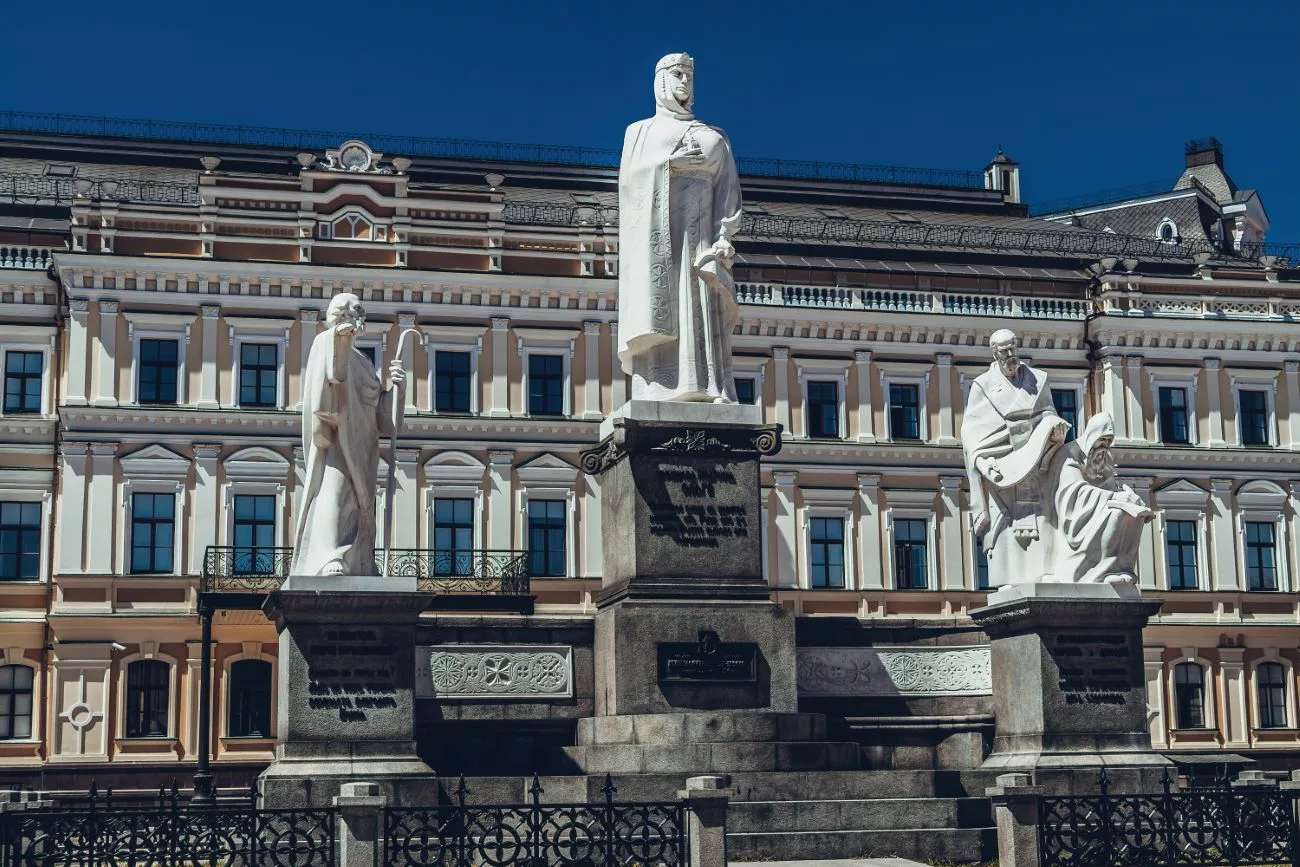 Monument à la princesse Olga (Пам’ятник княгині Ользі). Elle a initié la diffusion du christianisme à travers la Rus’ de Kiev