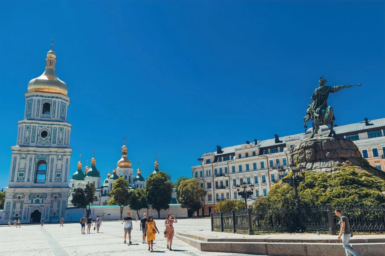 Cathédrale Sainte-Sophie (Софійський собор) à gauche. Monument à Bohdan Khmelnytsky (Пам’ятник Богданові Хмельницькому) à droite.