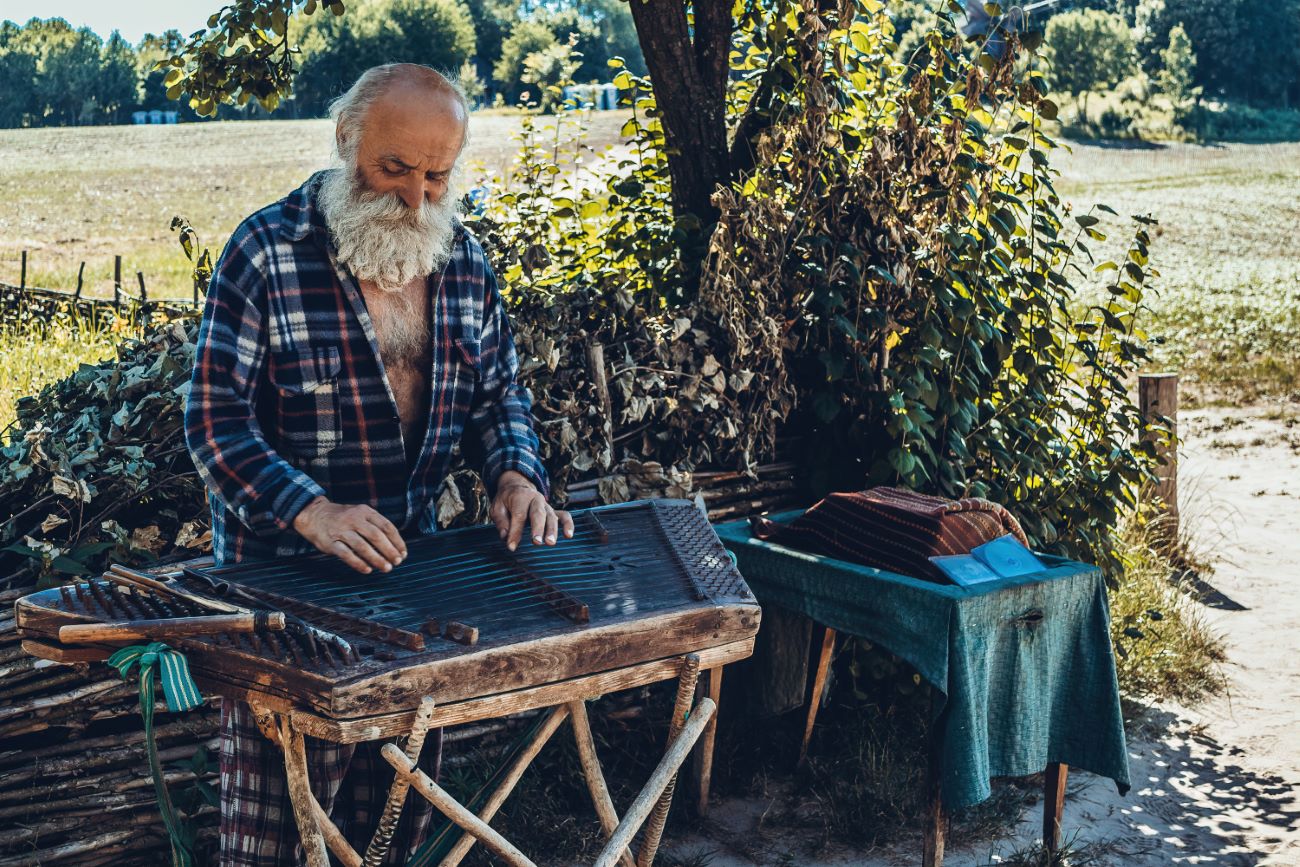 Un homme joue de la musique slave traditionnelle, ainsi que quelques succès contemporains sur son instrument à Pyrohiv