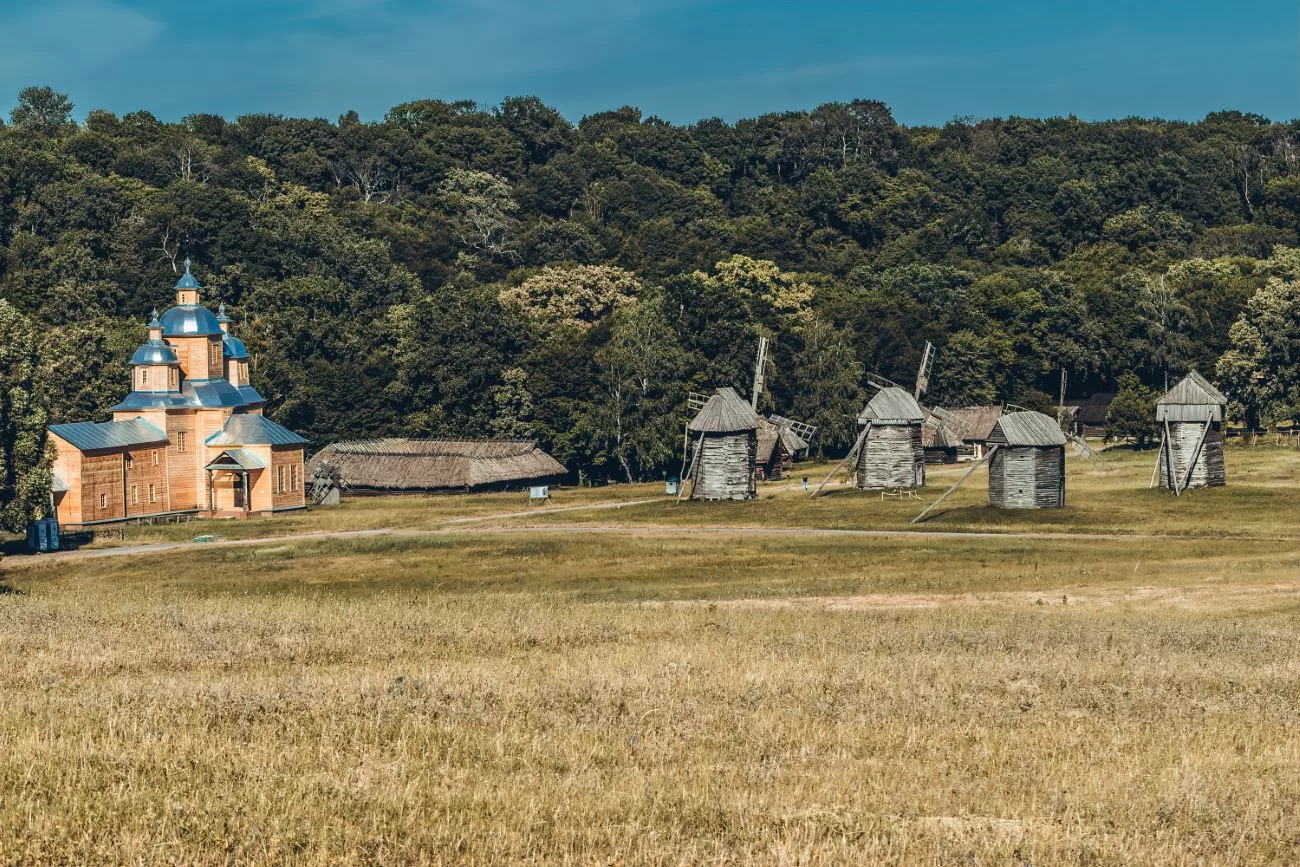Moulins à vent et reconstruction d’une église à Pyrohiv