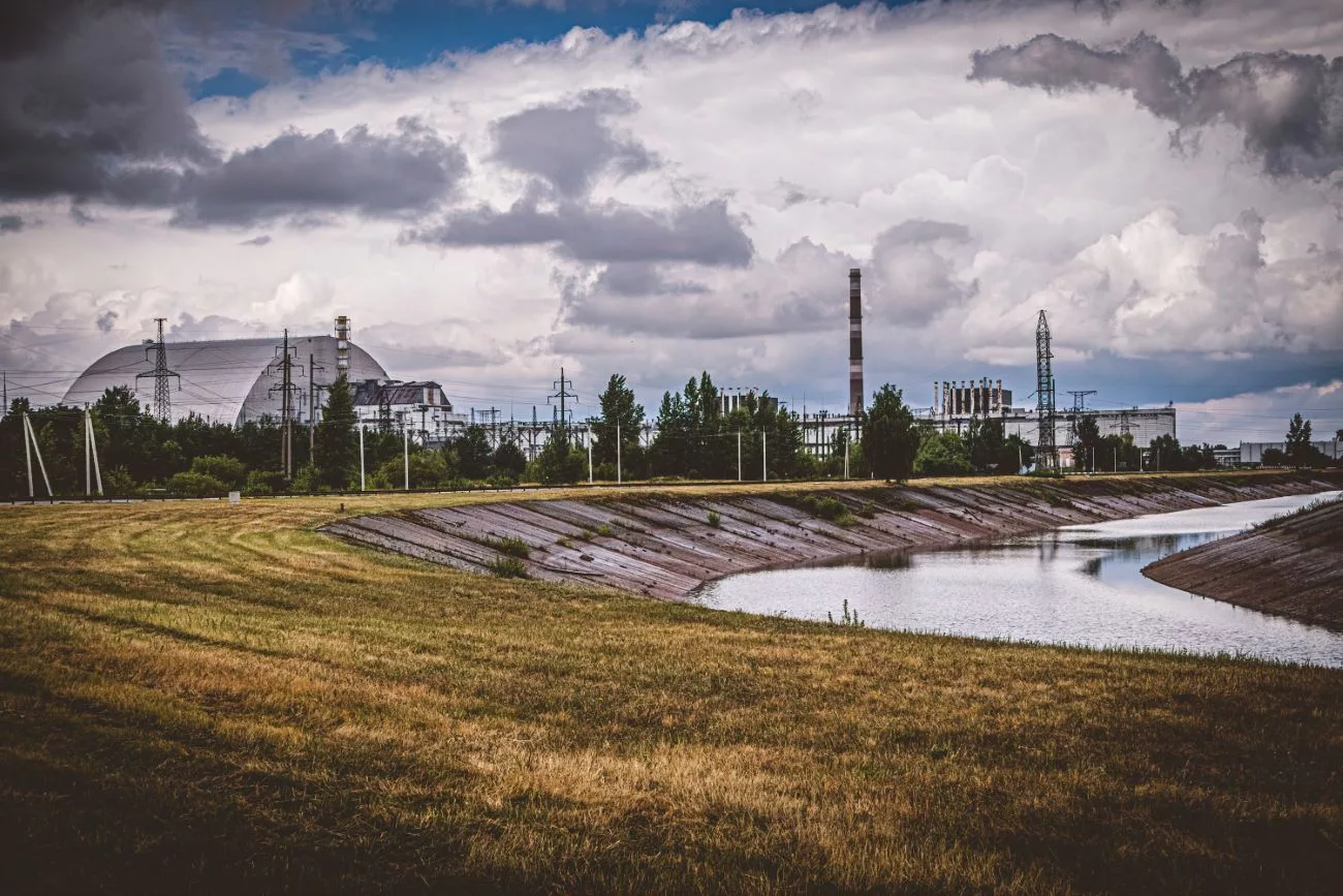 Reaktor 4 auf der linken Seite und ein Fluss, der früher in den Dnepr (der nach Kiew führt) mündete