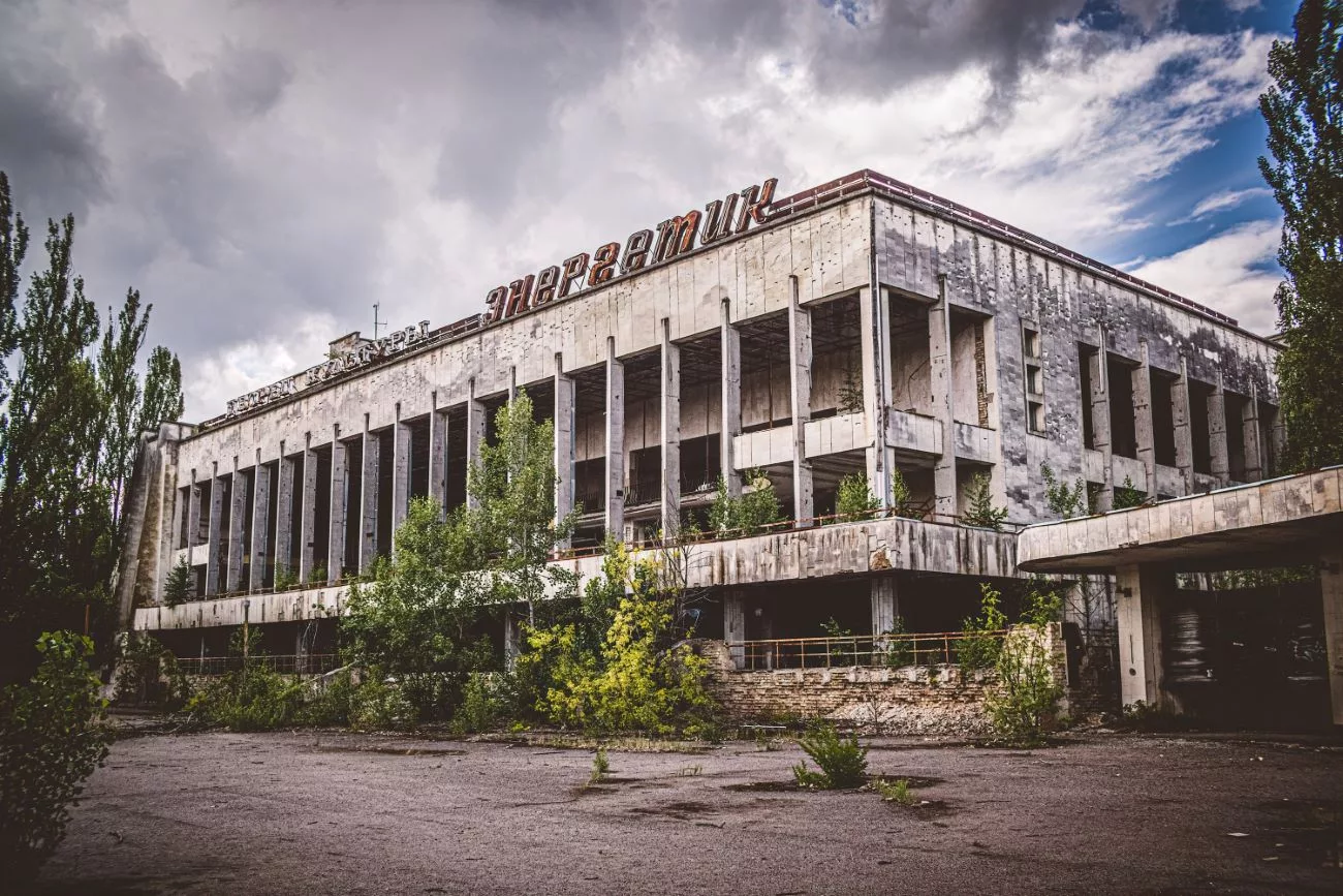 Ein verlassenes Theater im Zentrum von Pripjat