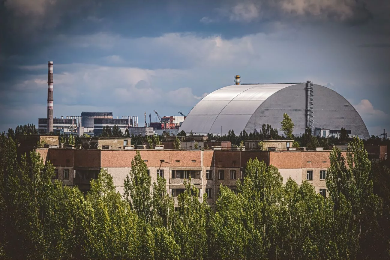 Auf dem Dach einer Wohnung in Pripjat mit Blick auf Reaktor 4