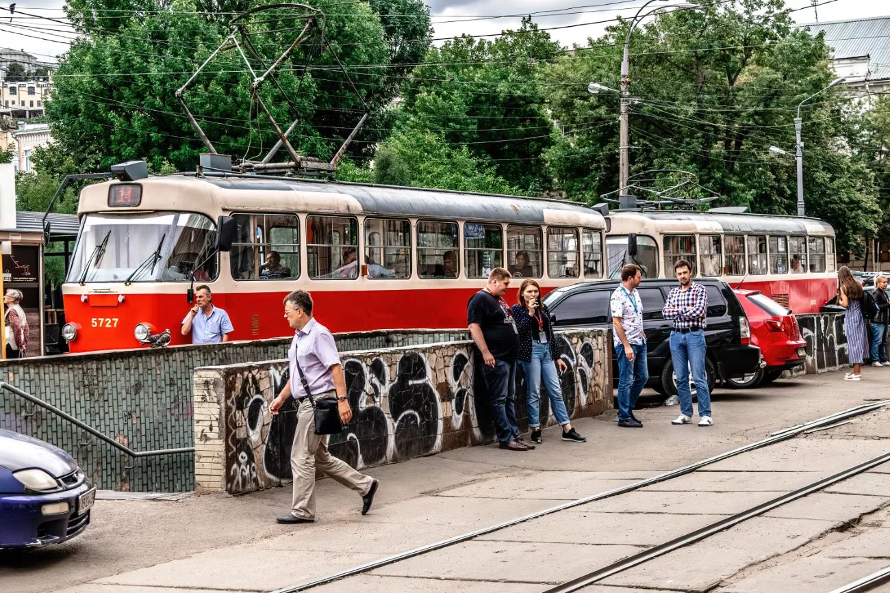 Wagons de tramway de la rue Spaska à Kyiv