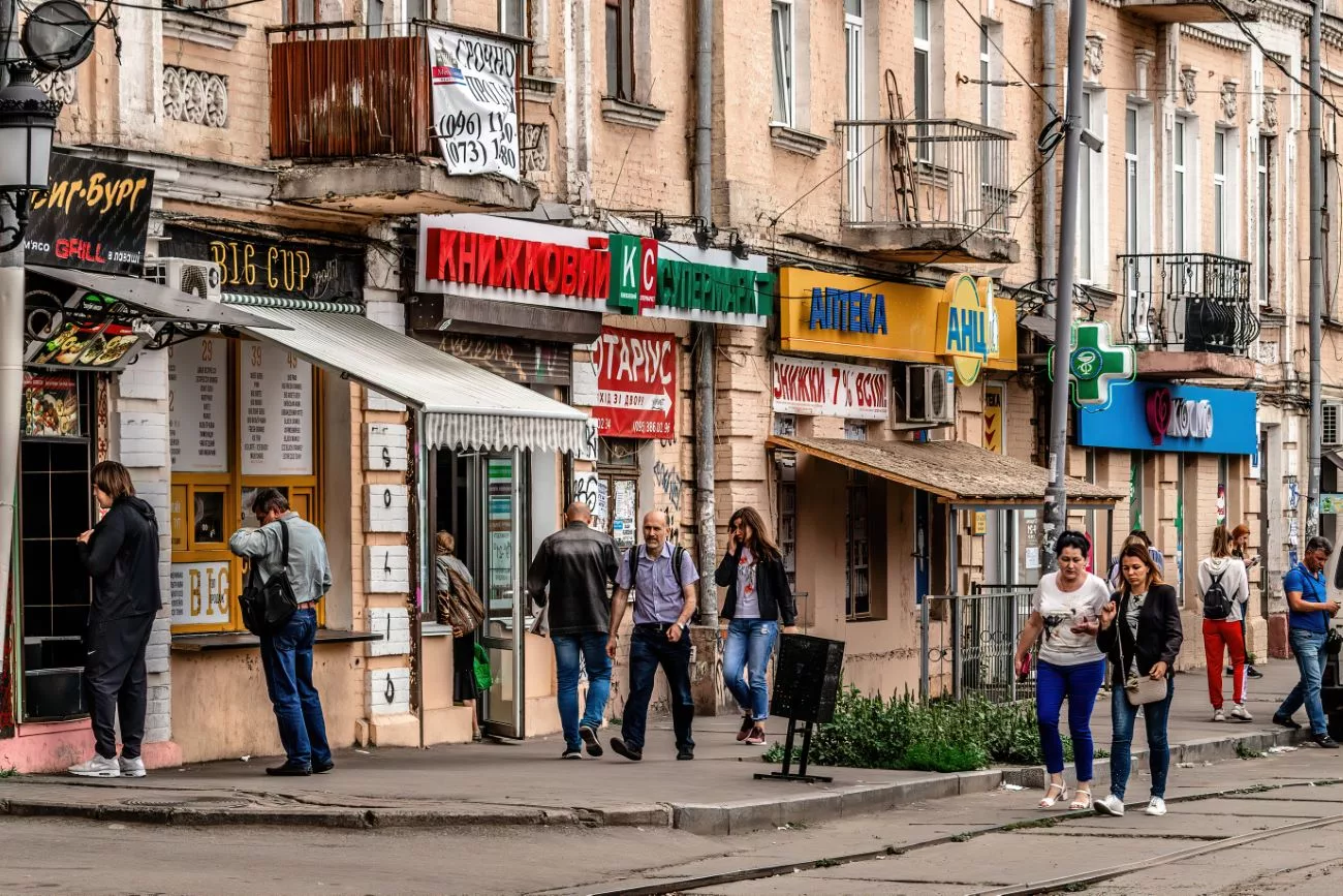 Des gens ordinaires vaquent à leurs occupations quotidiennes le long de la rue Spaska à Kyiv