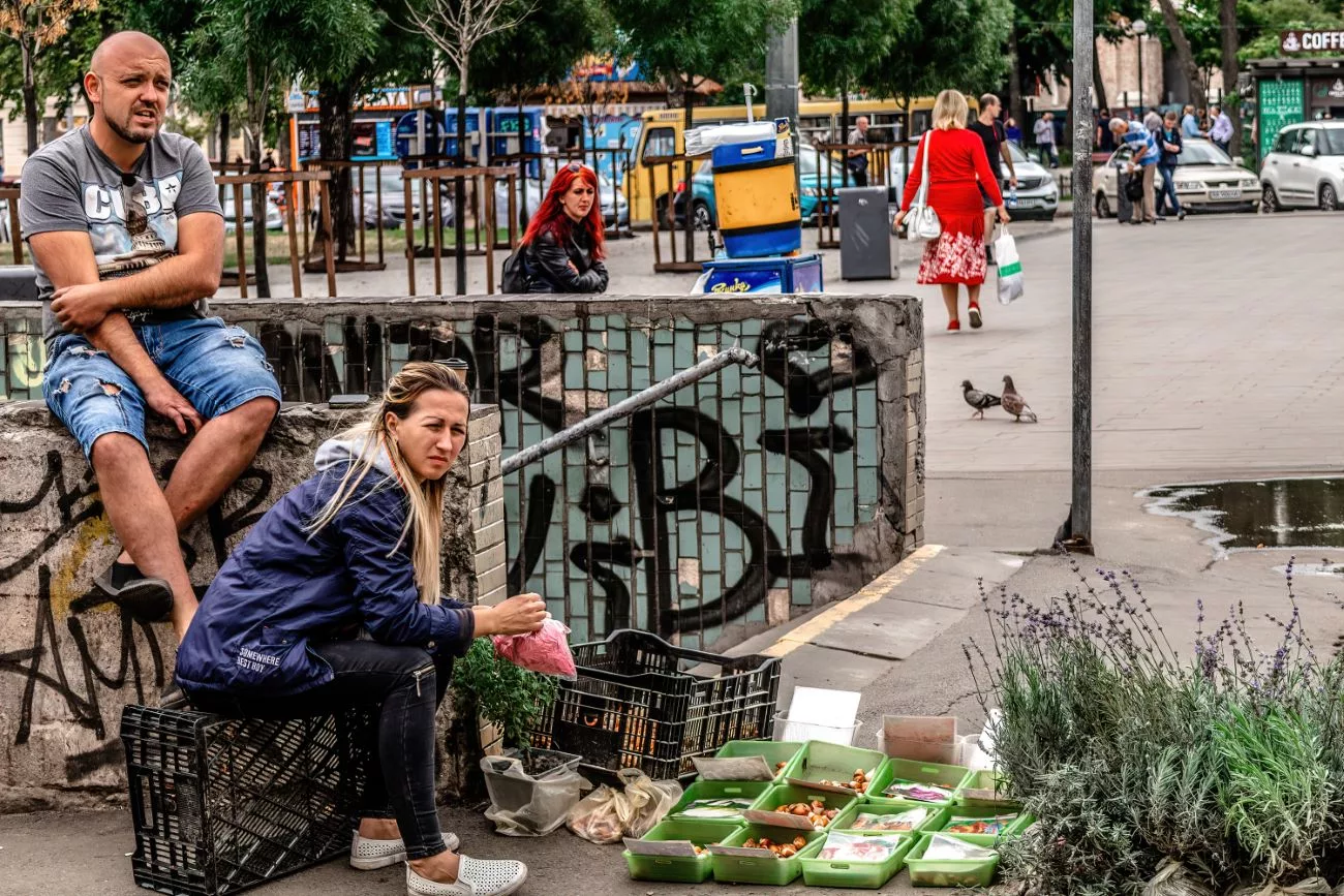 Un homme et une femme vendent leurs fruits le long de la rue Spaska