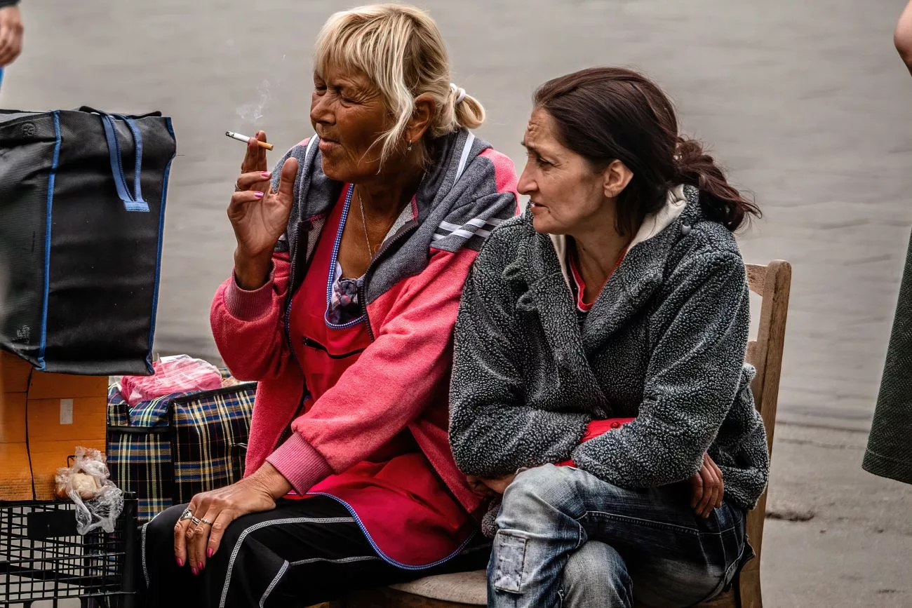 Des habitants de Kyiv se détendent sur un banc