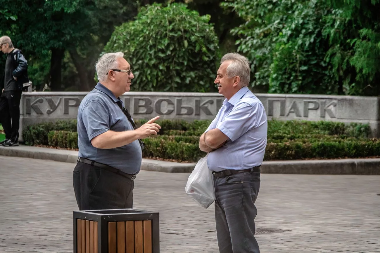 Des hommes de Kyiv en pleine conversation