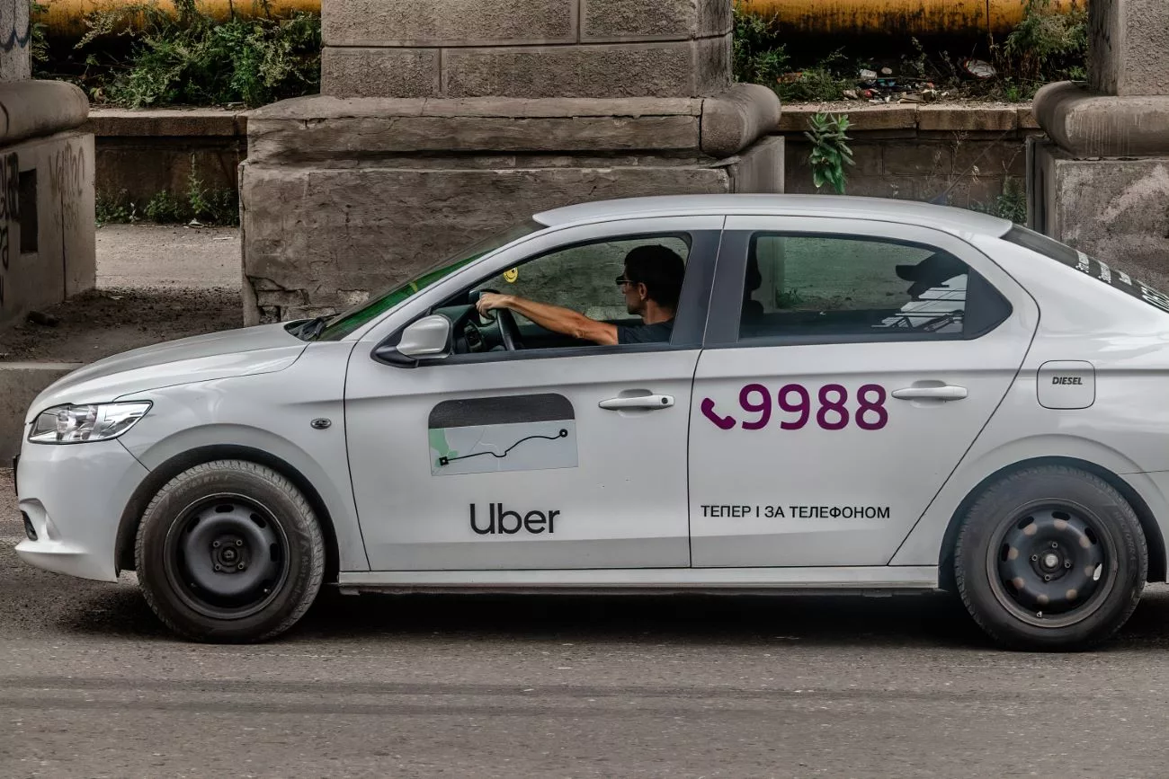 Uber a été récemment introduit à Kyiv, et il a pris le contrôle du secteur des taxis presque du jour au lendemain (en 2016, se faire arnaquer par les taxis faisait partie du quotidien)