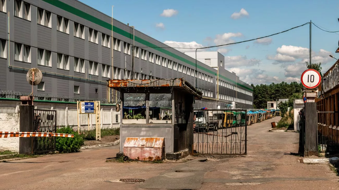 L’entrée des bus du cimetière de bus abandonnés n°7