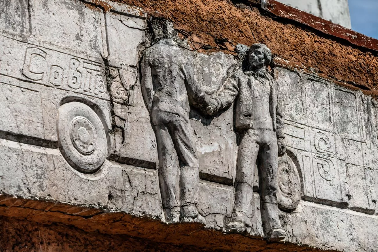 Sculptures sur le cimetière de bus abandonnés n°7 datant de l’époque soviétique