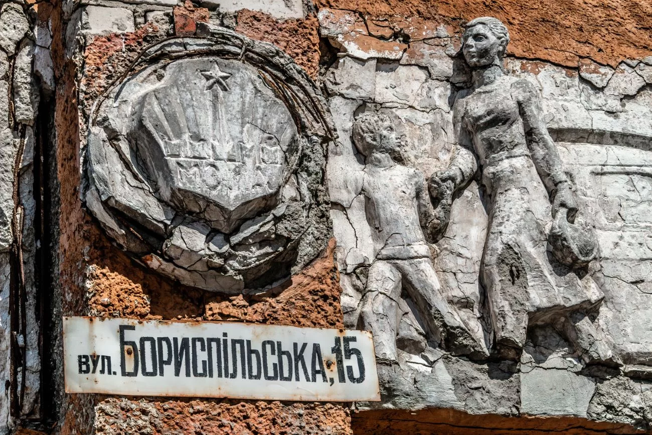 Sculptures sur le cimetière de bus abandonnés n°7 datant de l’époque soviétique