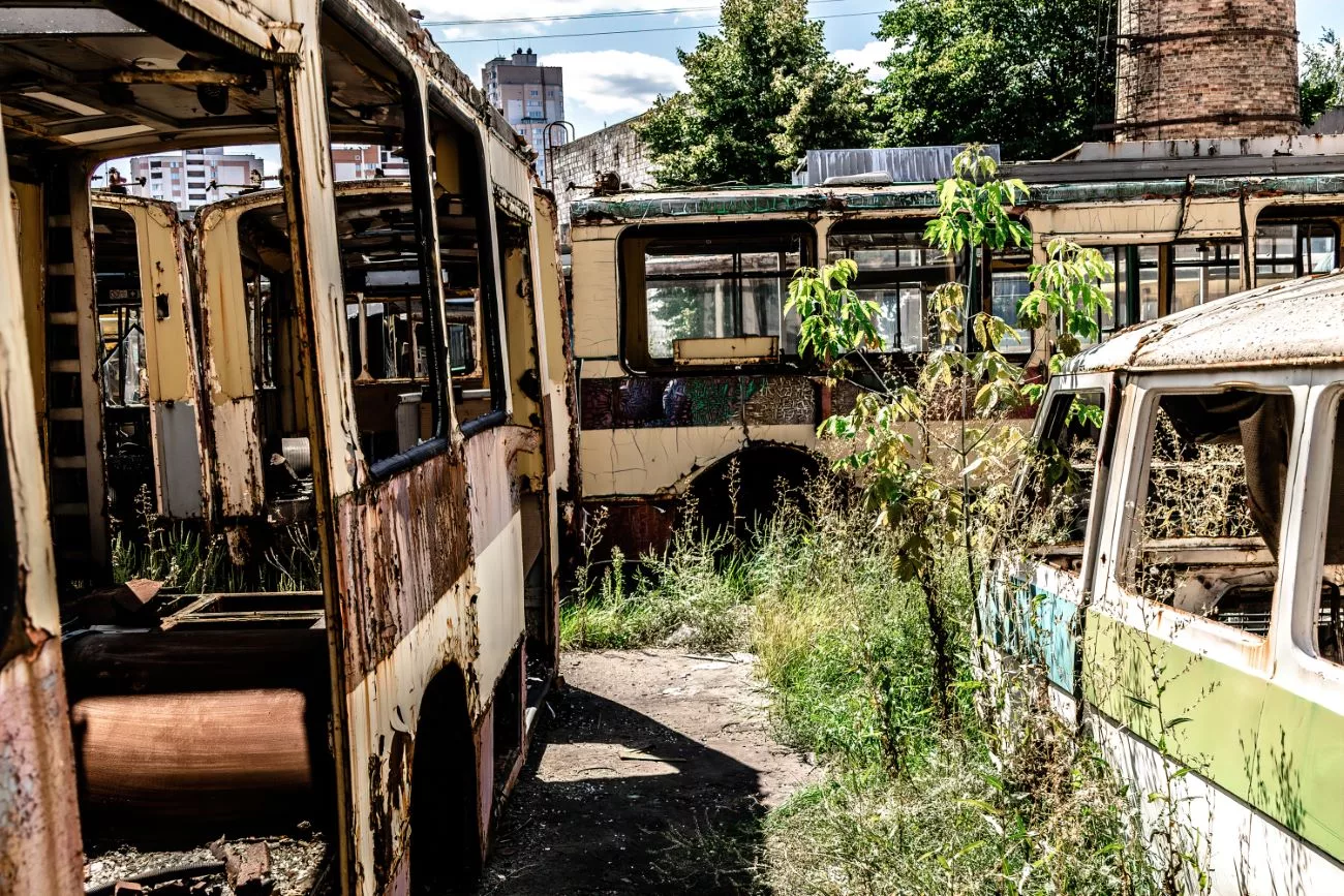 Mon ami est entré furtivement et a pris quelques photos du cimetière de bus abandonnés n°7 à Kyiv