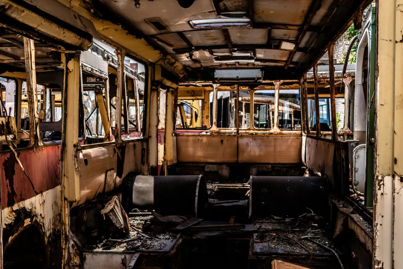 Mon ami est entré furtivement et a pris quelques photos du cimetière de bus abandonnés n°7 à Kyiv