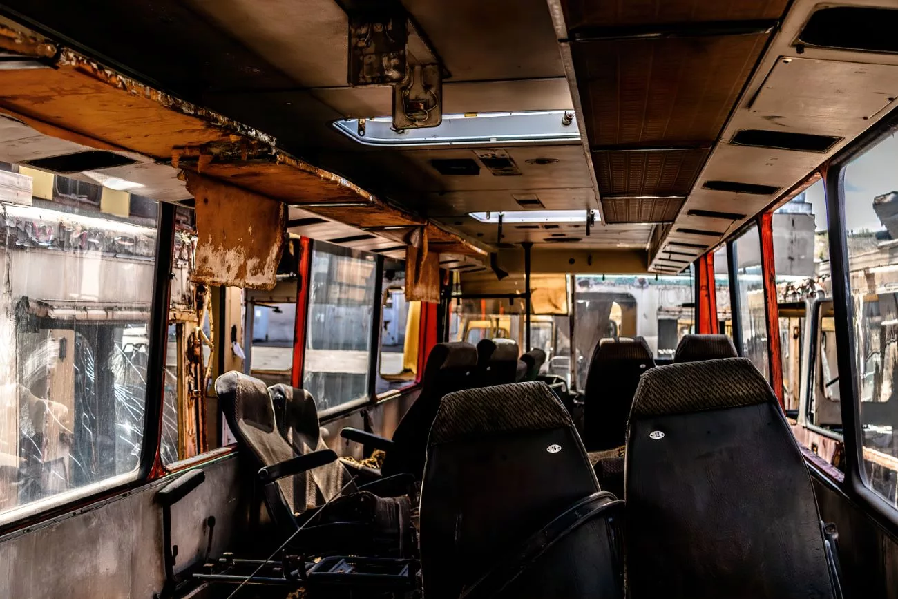 Mon ami est entré furtivement et a pris quelques photos du cimetière de bus abandonnés n°7 à Kyiv