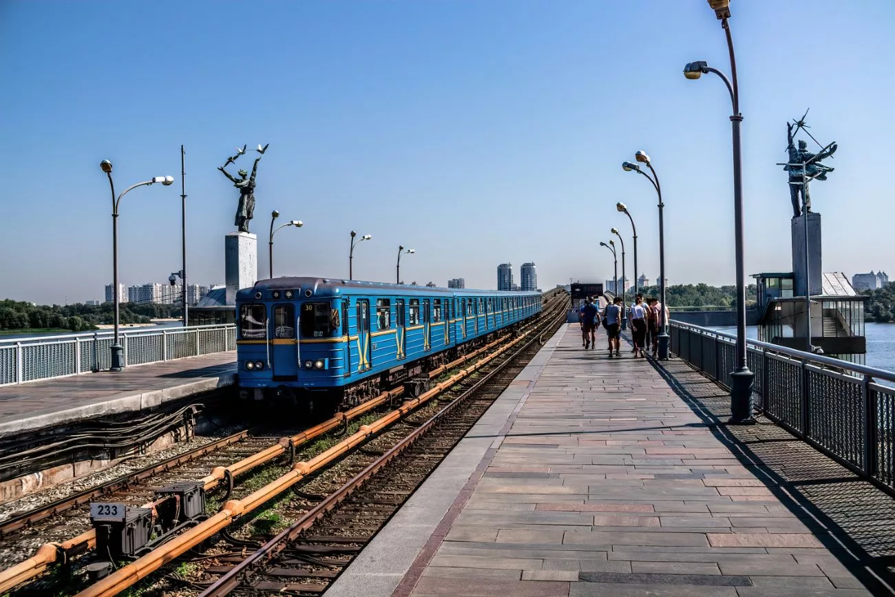 Le métro au retour du cimetière de bus, traversant le fleuve Dniepr